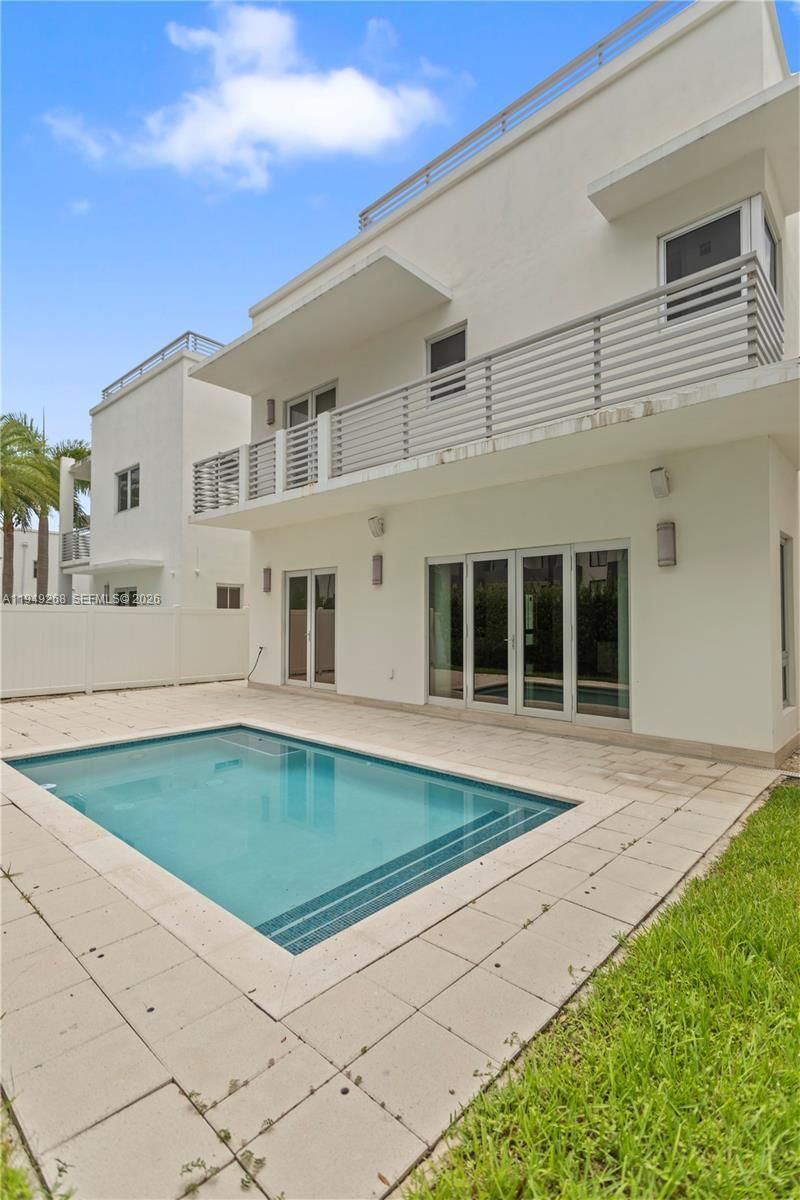 8415 NW 34th Dr, Doral, FL 33122 Photo