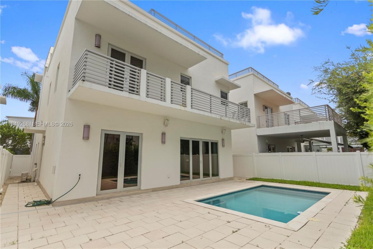 8415 NW 34th Dr, Doral, FL 33122 Photo
