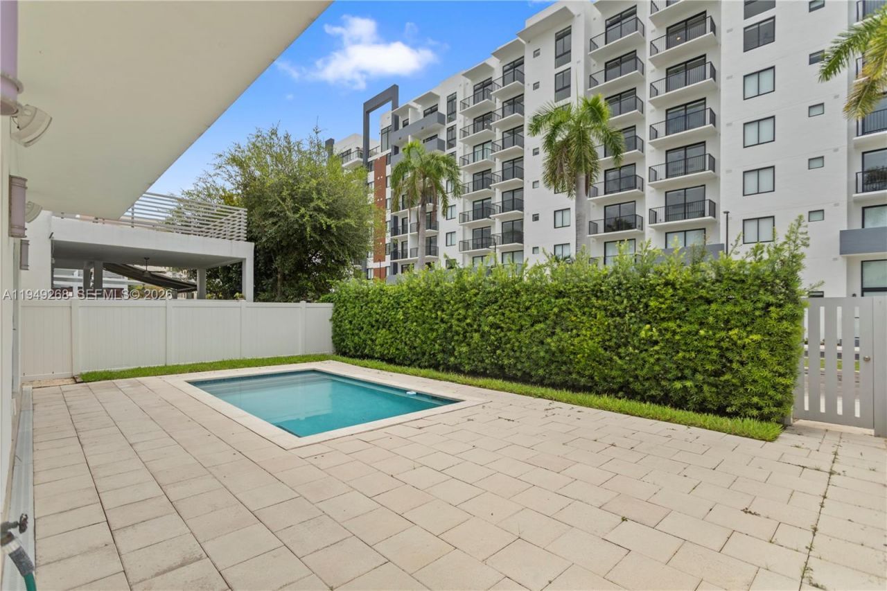 8415 NW 34th Dr, Doral, FL 33122 Photo