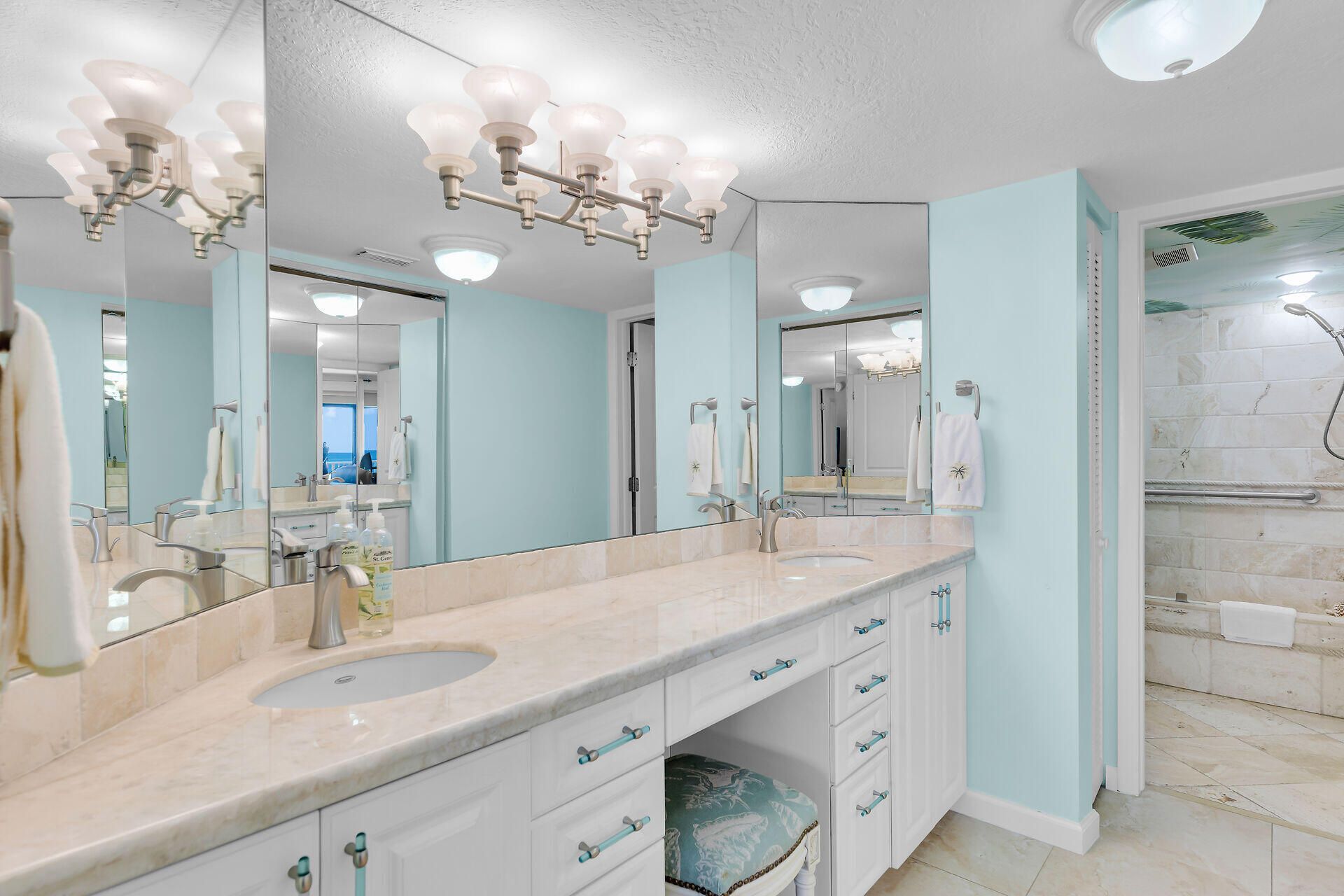 1133 W Ocean Drive, Unit 17, Key Colony Beach, FL 33050 Photo
