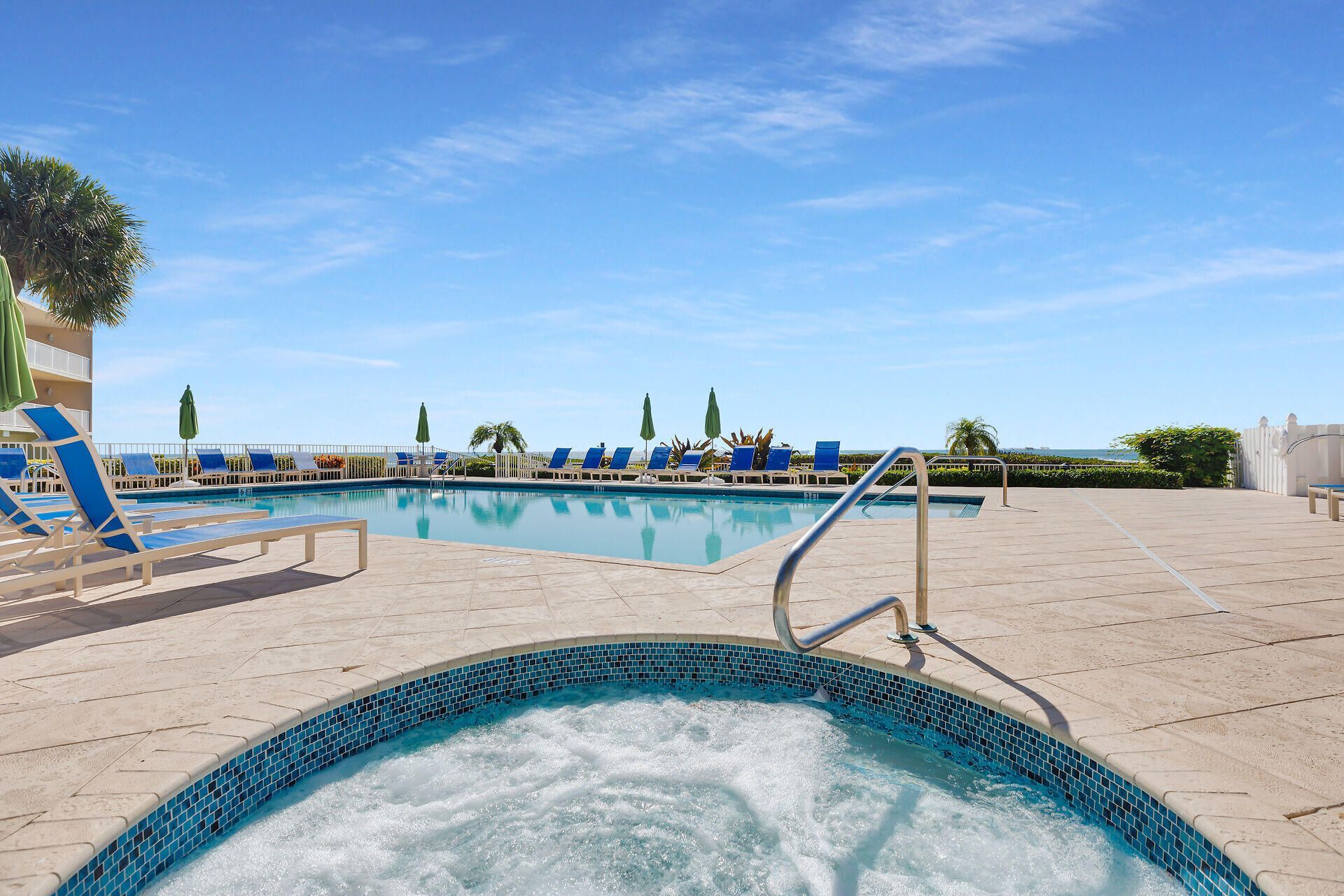 1133 W Ocean Drive, Unit 17, Key Colony Beach, FL 33050 Photo