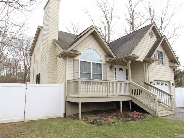 275 Railroad Avenue, Center Moriches, NY 11934