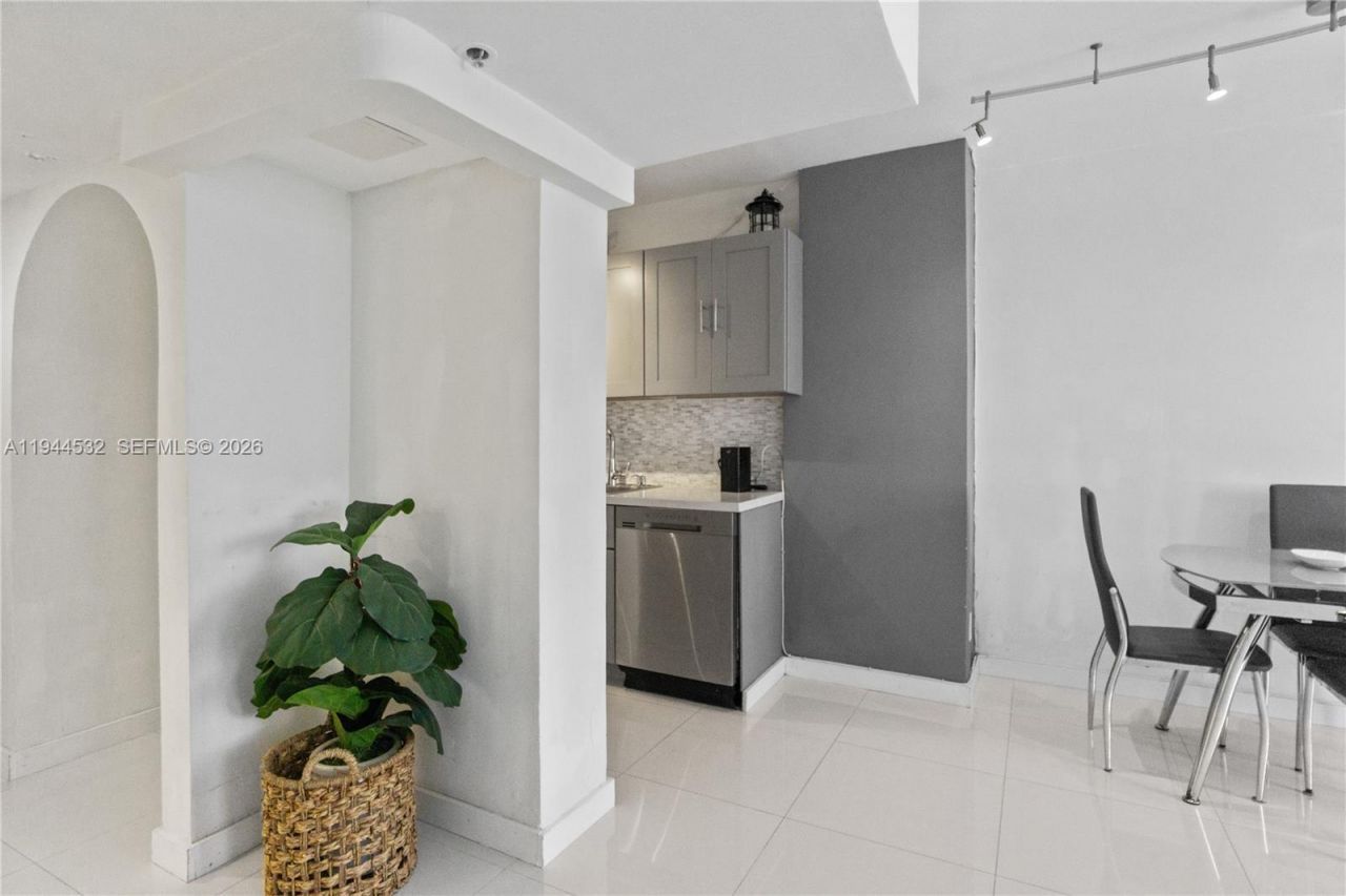 100 Lincoln Rd, Unit 501, Miami Beach, FL 33139 Photo