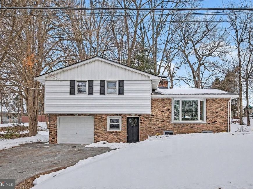 857 Twin Oaks Drive, Hummelstown, PA 17036 Main Photo