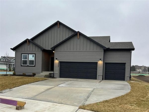 18204 W 166th Terrace, Olathe, KS 66062