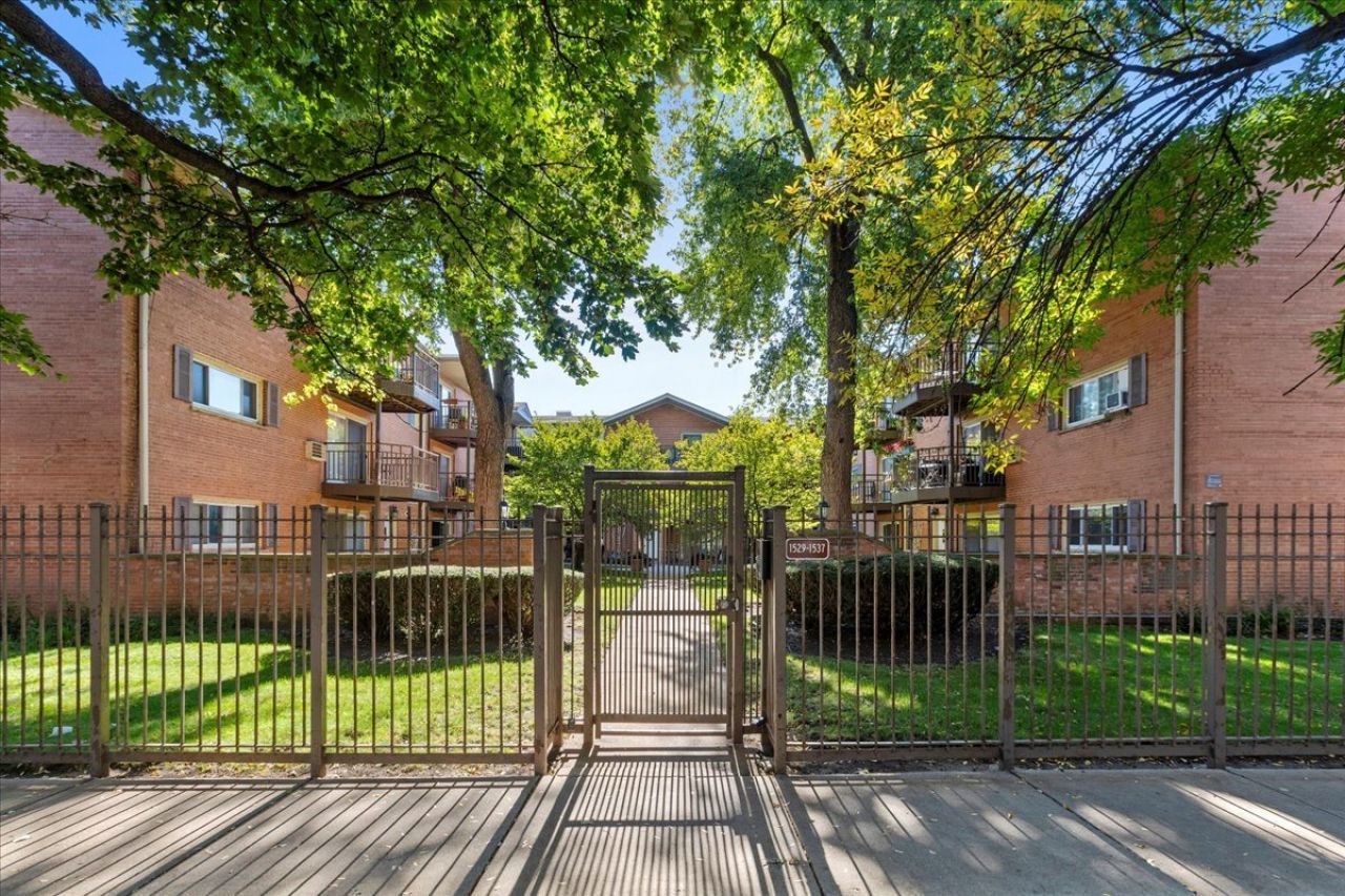 1537 W Farwell Avenue, Unit 1N, Chicago, IL 60626 Main Photo