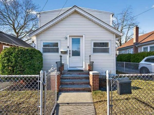 22 Bay Beach Avenue, Bayville, NY 11709