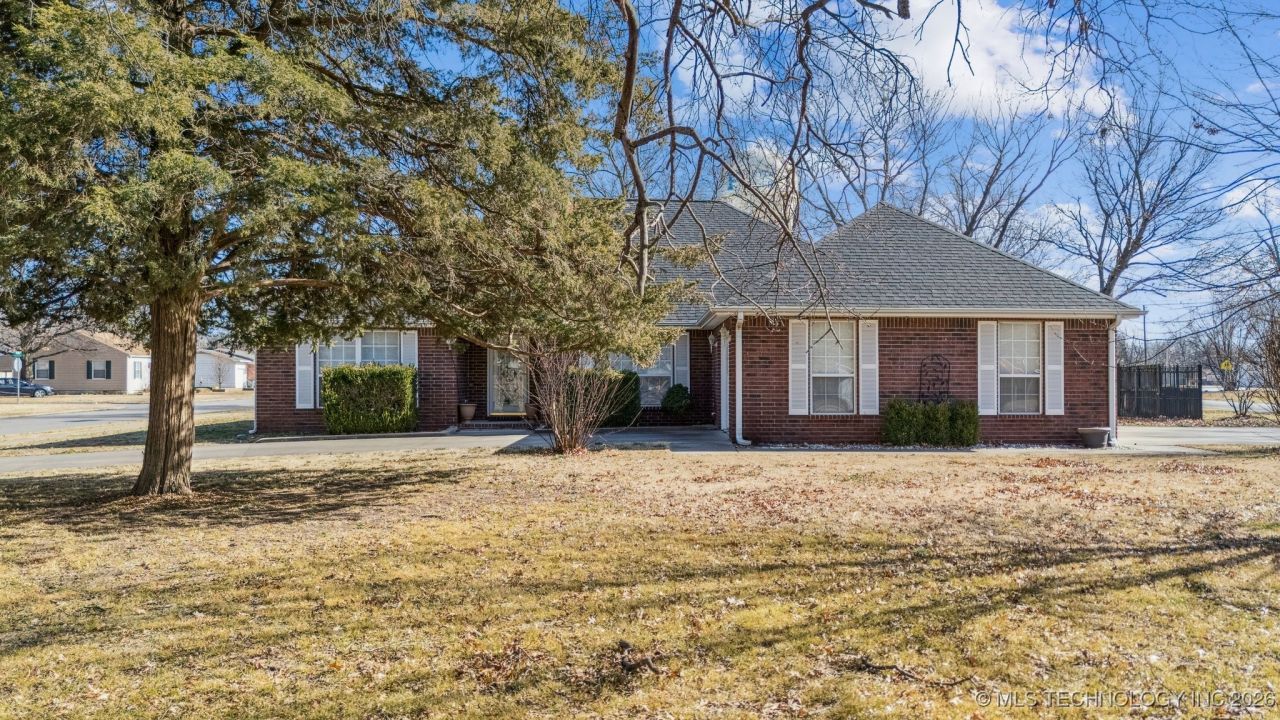 201 N Coo Y Yah Street, Pryor, OK 74361 Main Photo