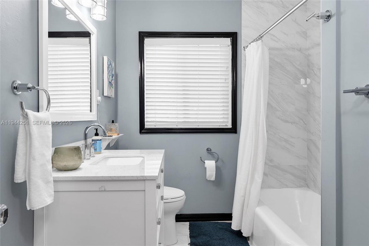 660 NE 121st St , Biscayne Park, FL 33161 Photo