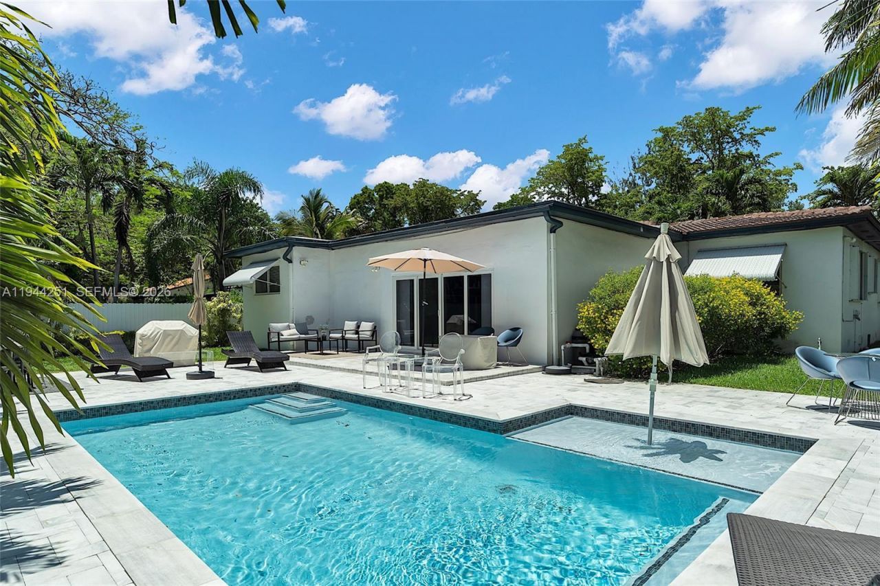 660 NE 121st St , Biscayne Park, FL 33161 Photo