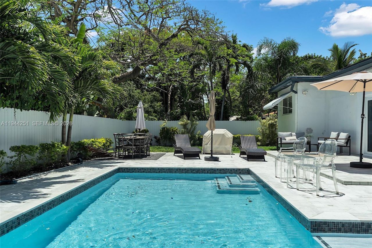 660 NE 121st St , Biscayne Park, FL 33161 Photo