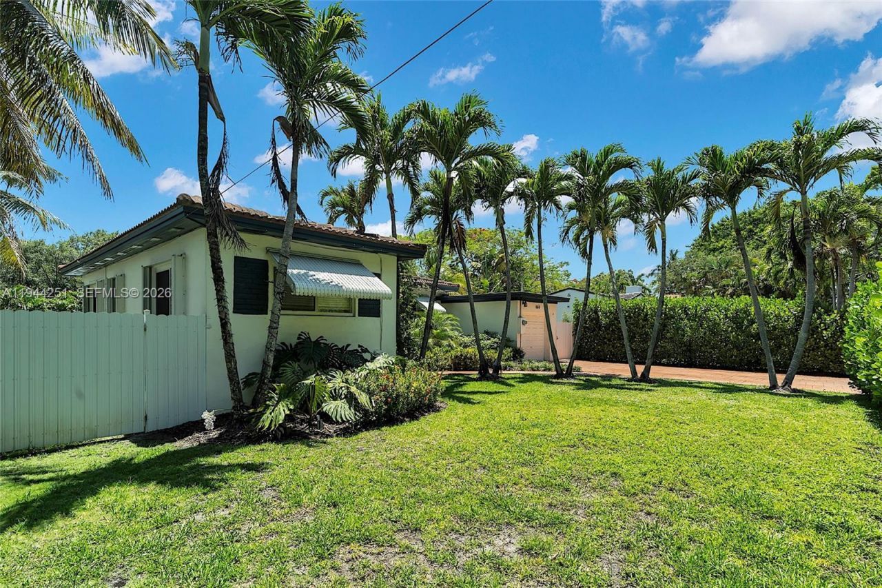 660 NE 121st St , Biscayne Park, FL 33161 Photo