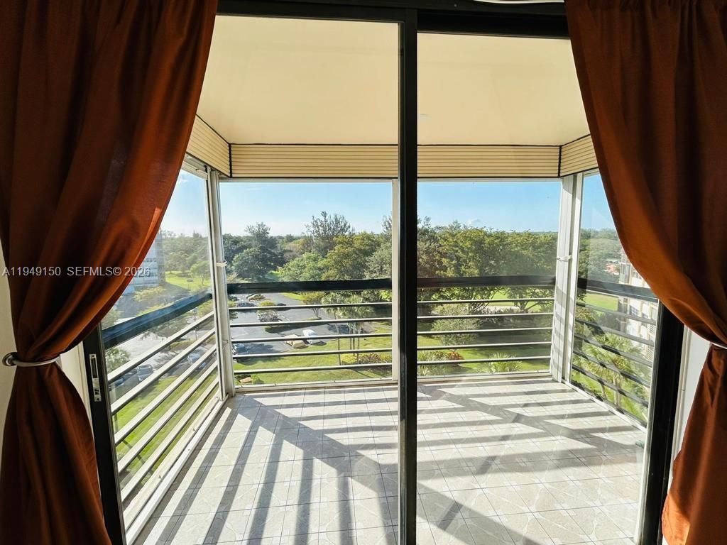 1000 Saint Charles Pl , Unit 721, Pembroke Pines, FL 33026 Photo