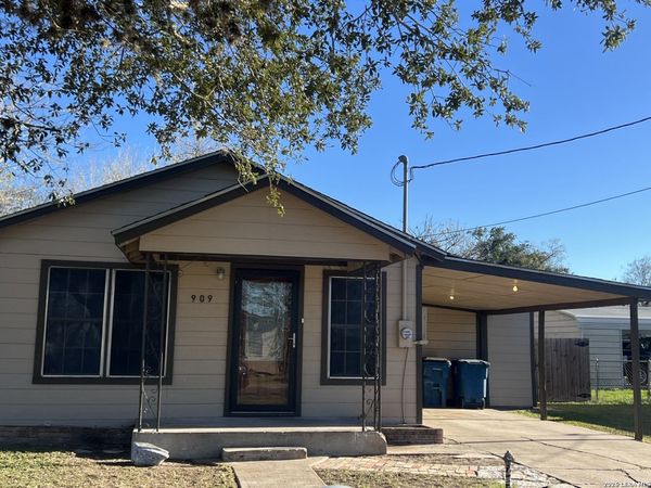 909 W Crockett, Beeville, TX 78102