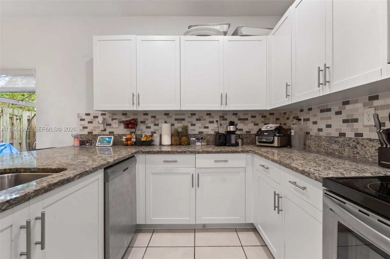 582 NE 207th St , Miami, FL 33179 Photo