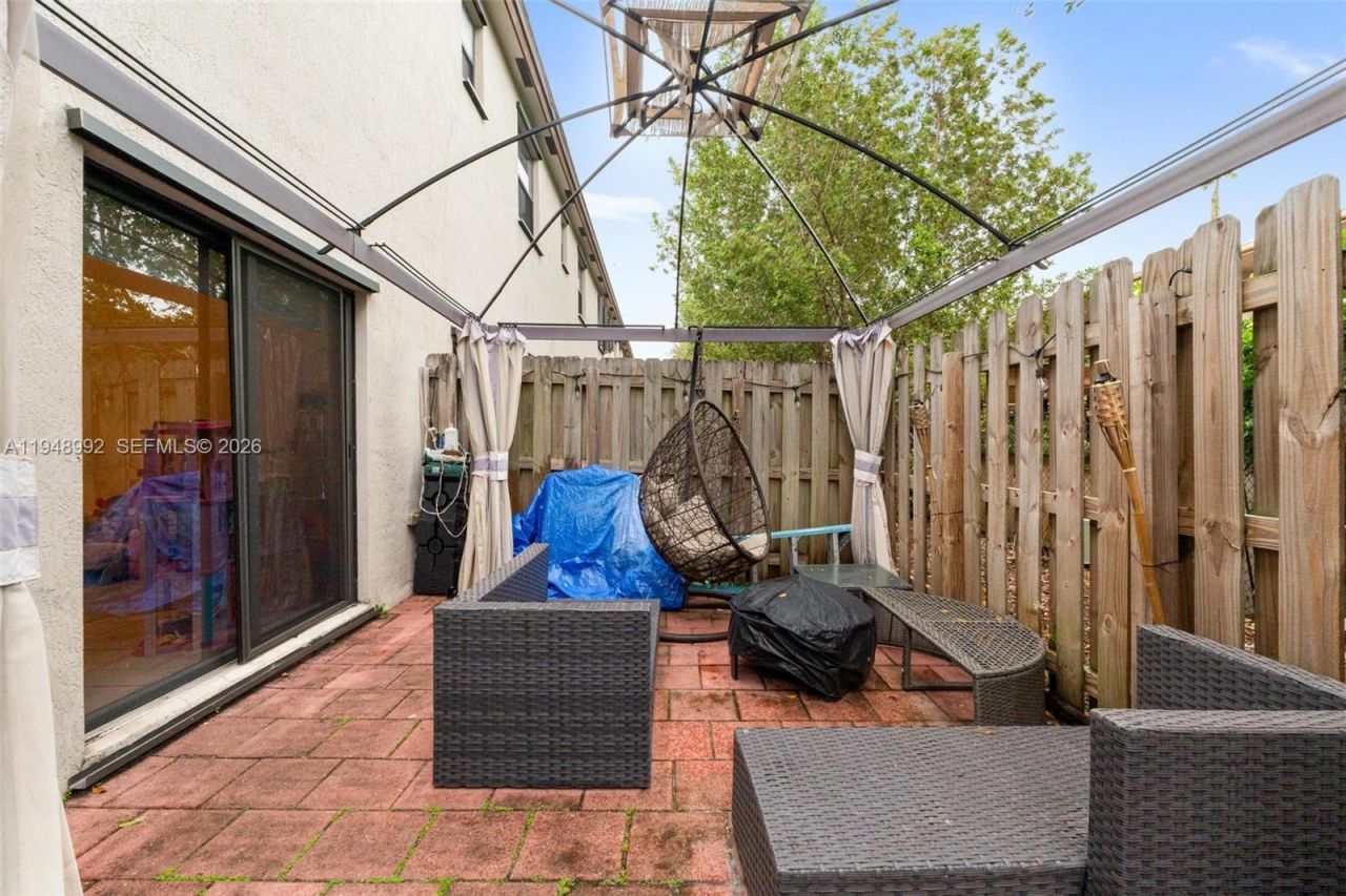 582 NE 207th St , Miami, FL 33179 Photo