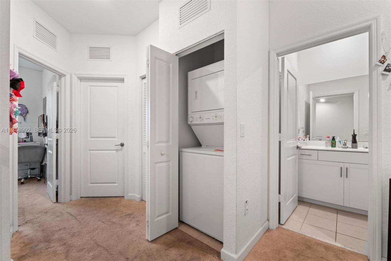 582 NE 207th St , Miami, FL 33179 Photo