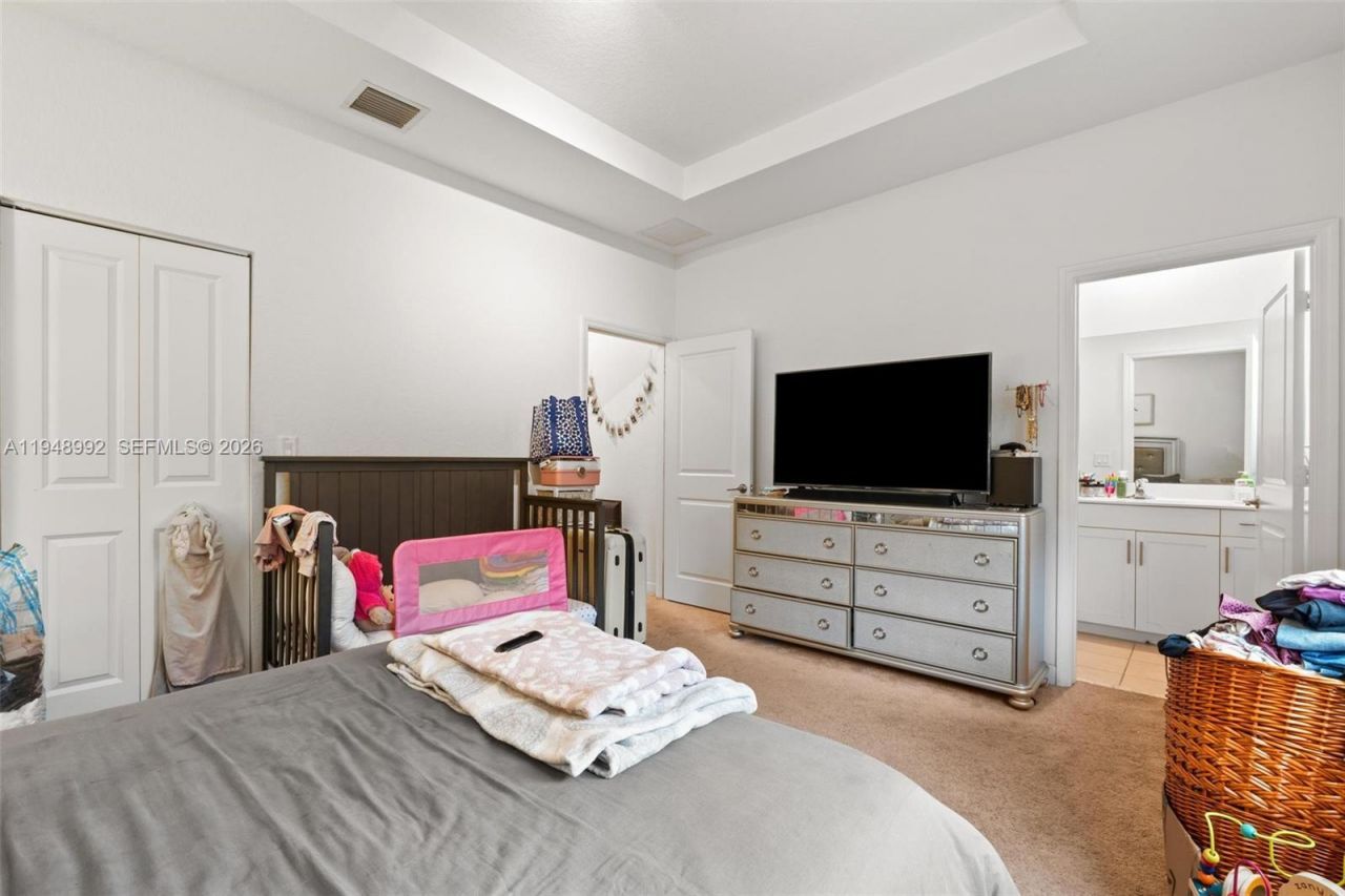 582 NE 207th St , Miami, FL 33179 Photo