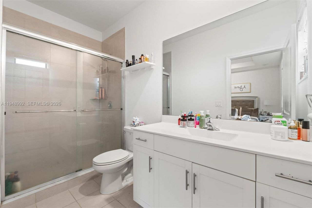 582 NE 207th St , Miami, FL 33179 Photo