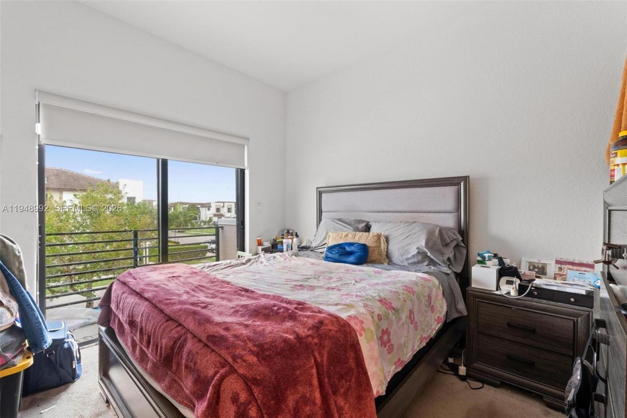 582 NE 207th St , Miami, FL 33179 Photo