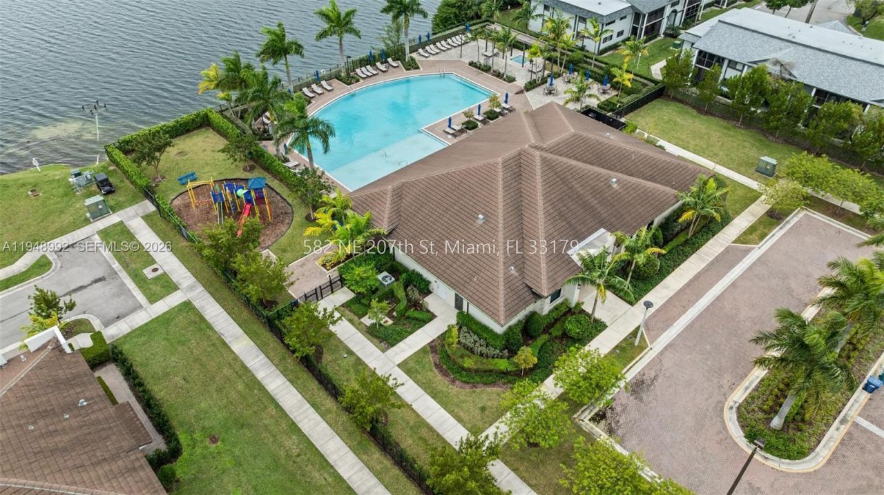 582 NE 207th St , Miami, FL 33179 Photo