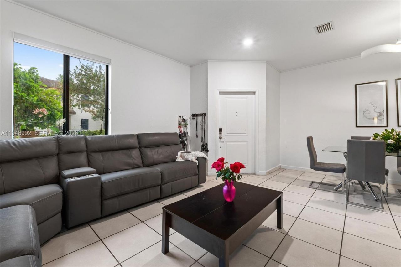 582 NE 207th St , Miami, FL 33179 Photo