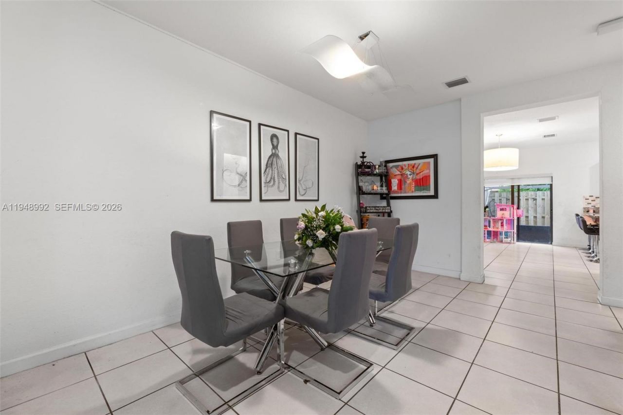 582 NE 207th St , Miami, FL 33179 Photo