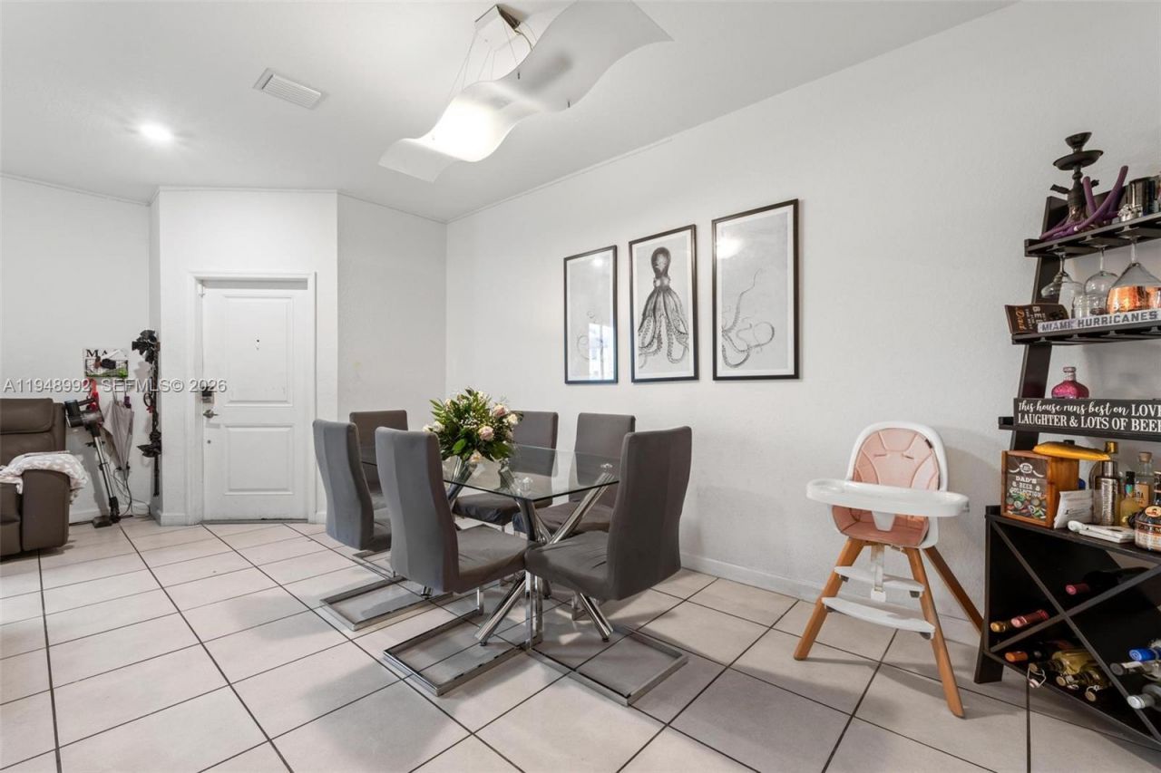 582 NE 207th St , Miami, FL 33179 Photo