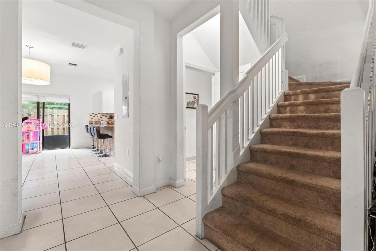 582 NE 207th St , Miami, FL 33179 Photo