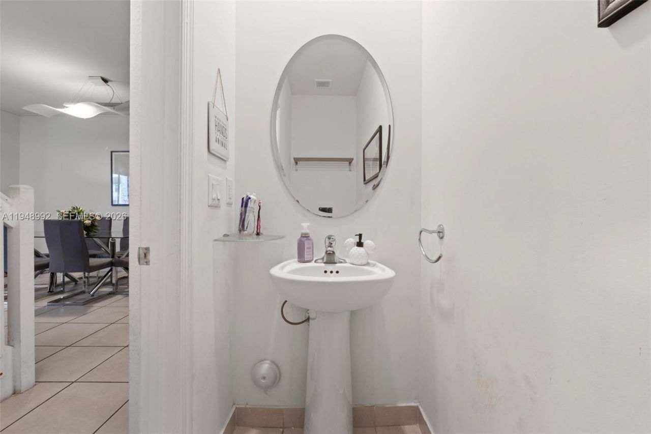 582 NE 207th St , Miami, FL 33179 Photo