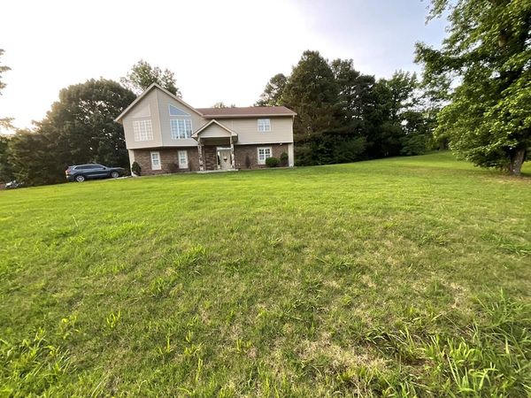 110 Carriage House Dr, Camden, TN 38320