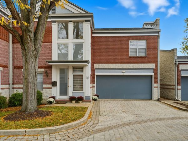 15 Manchester Lane, Elmhurst, IL 60126