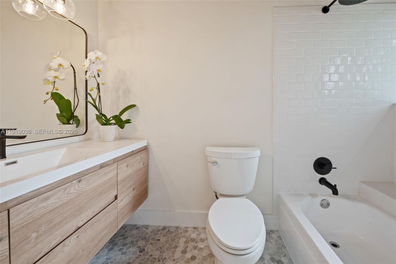 3076 Mcdonald St, Unit B, Miami, FL 33133 Photo