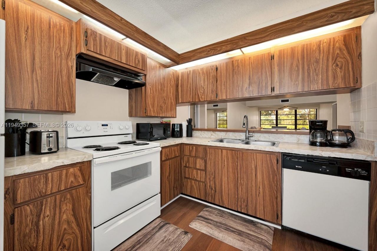 3515 Village Blvd, Unit 206, West Palm Beach, FL 33409 Photo