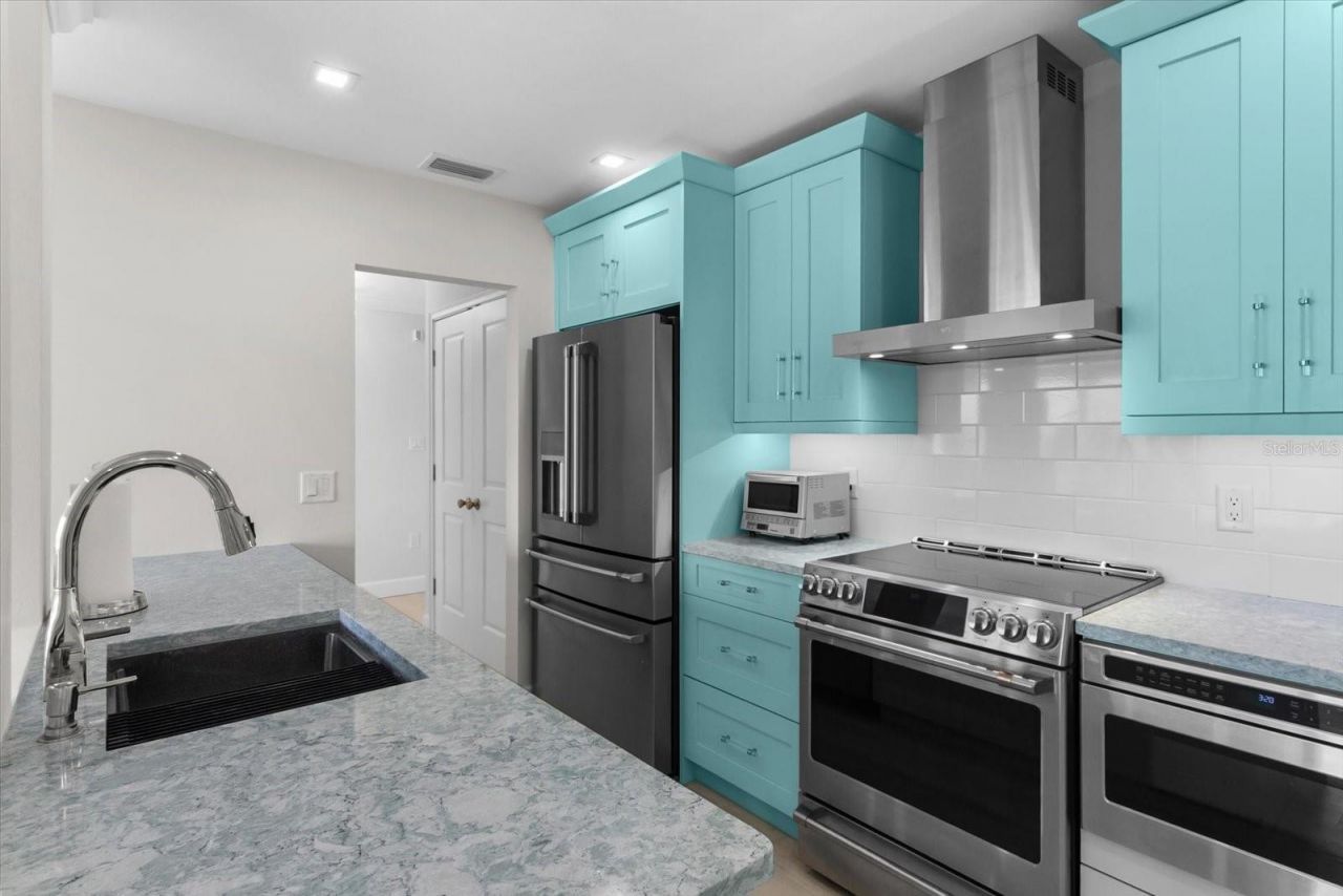 174 Golden Gate Point, Unit 32, Sarasota, FL 34236 Photo