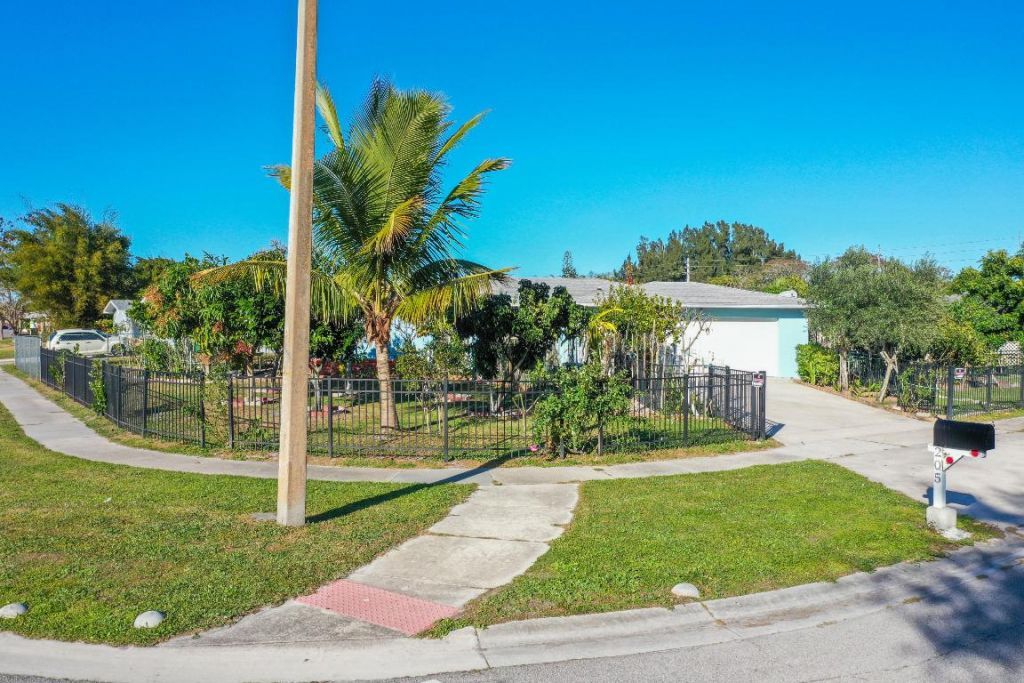 205 NE Ardsley Drive, Port Saint Lucie, FL 34983 Photo