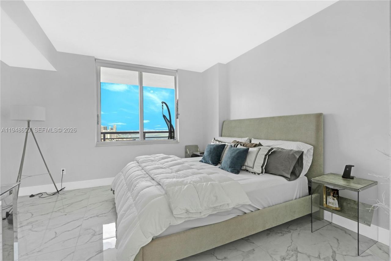 335 S Biscayne Blvd , Unit 4104, Miami, FL 33131 Photo