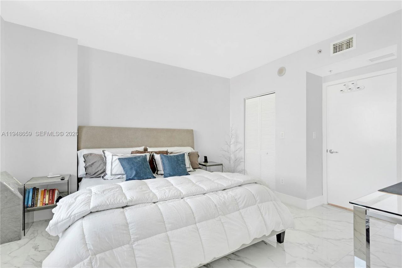 335 S Biscayne Blvd , Unit 4104, Miami, FL 33131 Photo