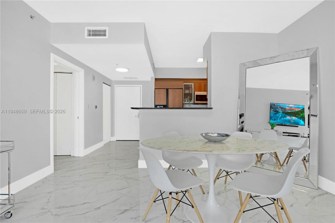 335 S Biscayne Blvd , Unit 4104, Miami, FL 33131 Photo