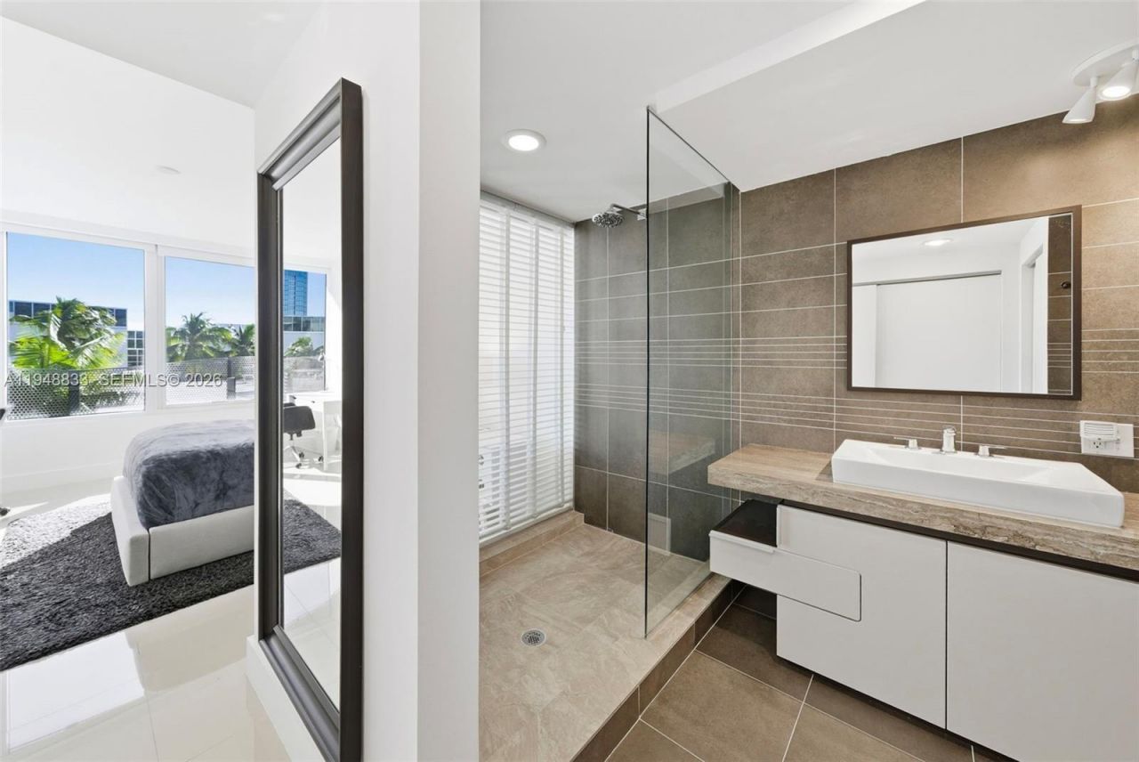 2155 Washington Ct , Unit 303, Miami Beach, FL 33139 Photo