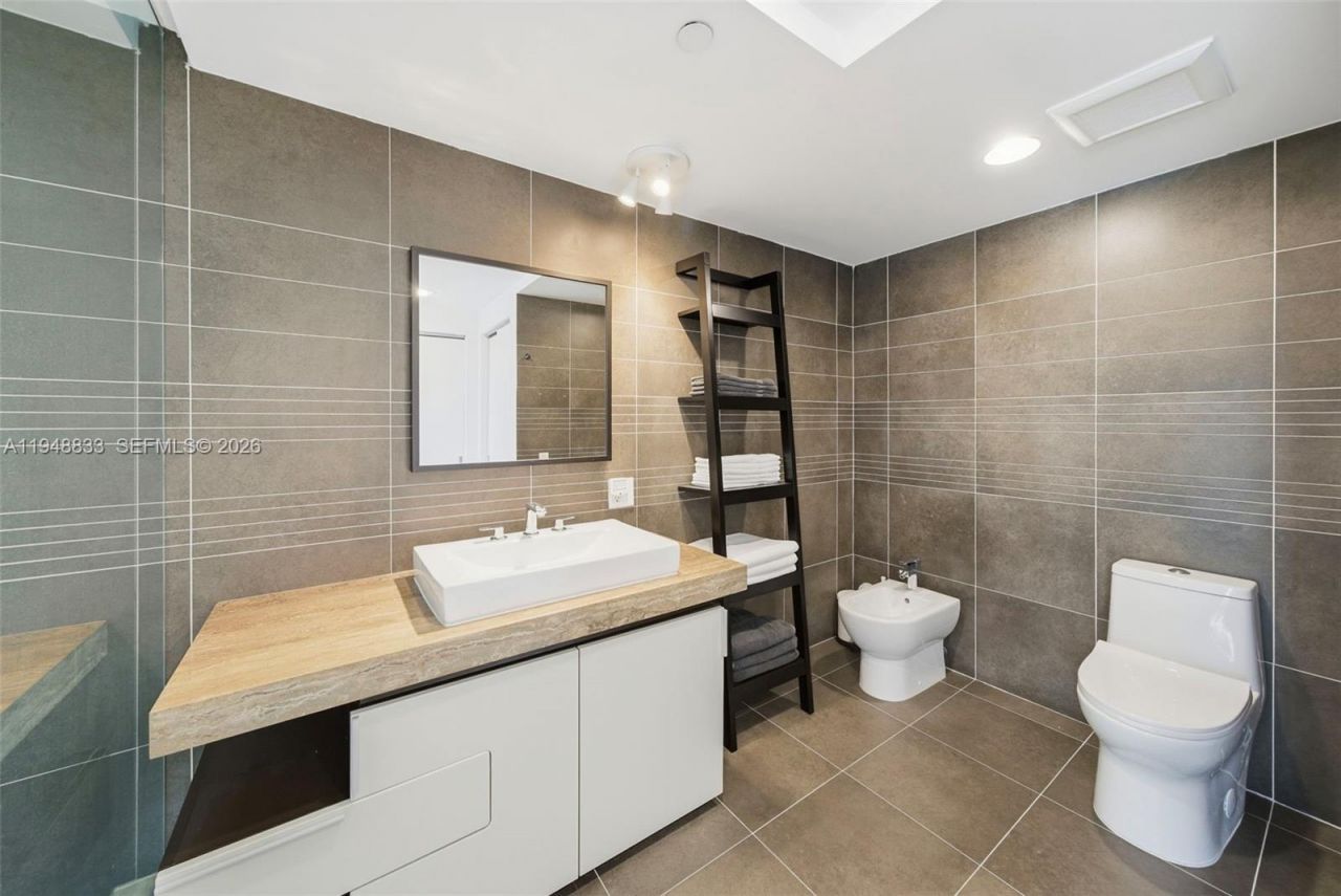 2155 Washington Ct , Unit 303, Miami Beach, FL 33139 Photo