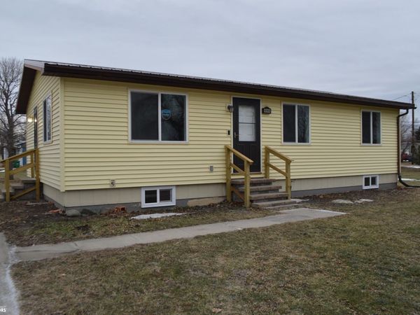 206 N Locust Street, Kanawha, IA 50447