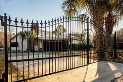 402 Knott Drive photo 4