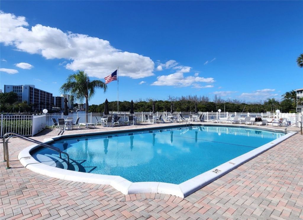 105 NE 19th Avenue, Unit 250, Deerfield Beach, FL 33441 Photo