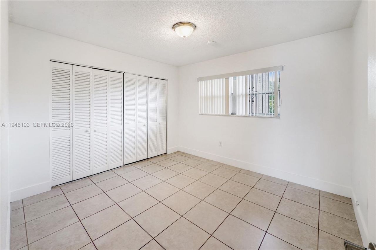 1950 W 54th St, Unit 412, Hialeah, FL 33012 Photo