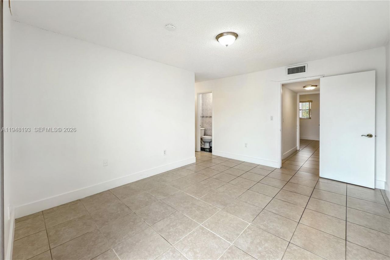 1950 W 54th St, Unit 412, Hialeah, FL 33012 Photo
