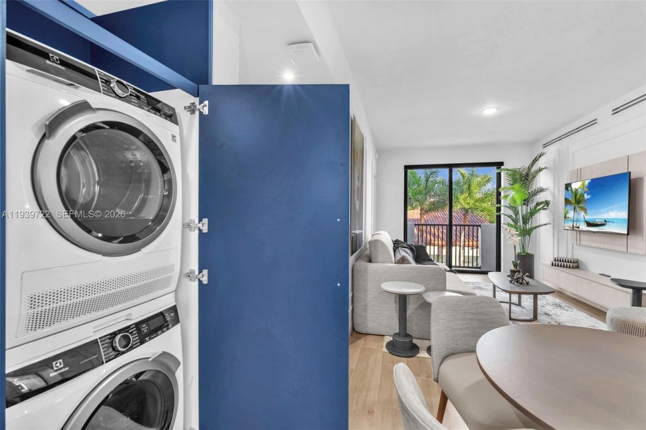 4220 Laguna St , Unit 505, Coral Gables, FL 33146 Photo