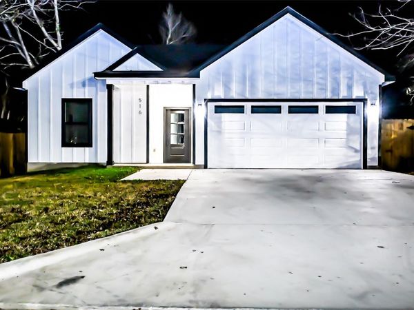 516 N Hackberry Ave, Luling, TX 78648