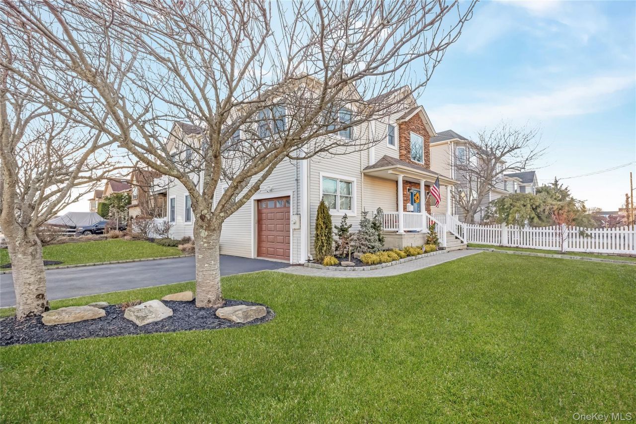 120 Neptune Place, Massapequa, NY 11758 Main Photo
