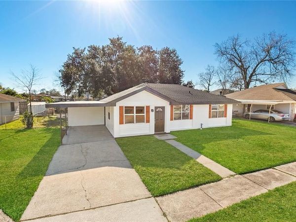 15 VICTORIAN Court, Violet, LA 70092